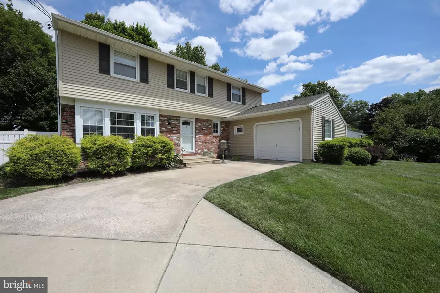 3 RABBIT RUN RD, Cherry Hill, NJ 08003