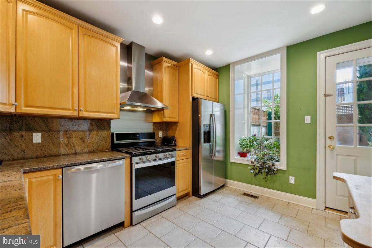 Philadelphia, PA 19103,2214 RACE ST