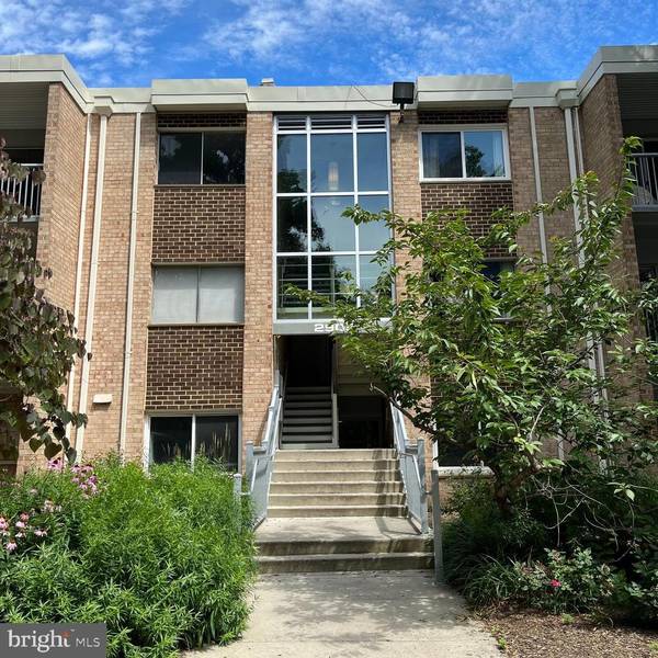 2905 CHARING CROSS RD #3, Falls Church, VA 22042