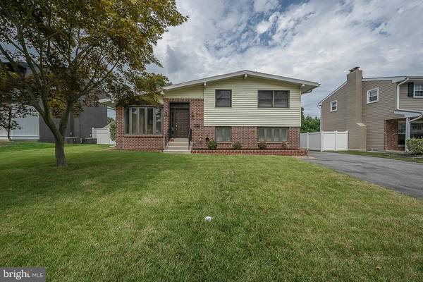 407 LYNDHURST DR, Broomall, PA 19008