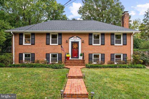 8411 CROWN PL, Alexandria, VA 22308