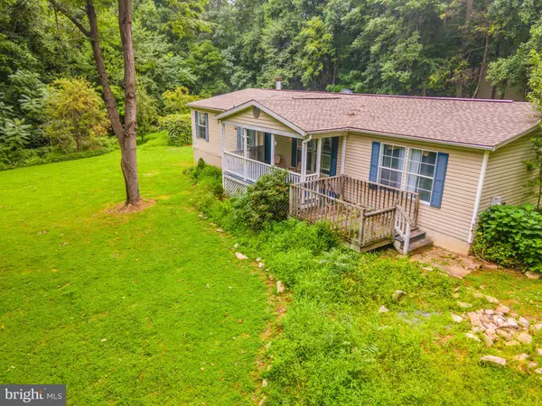 Hedgesville, WV 25427,933 TOMAHAWK RUN RD