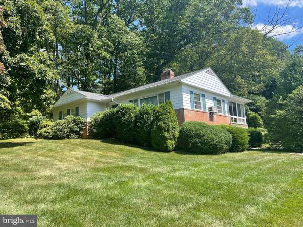 24 CHARLES AVE, Stewartstown, PA 17363