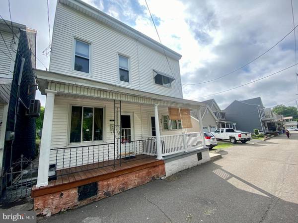 231 N FRONT ST, Saint Clair, PA 17970