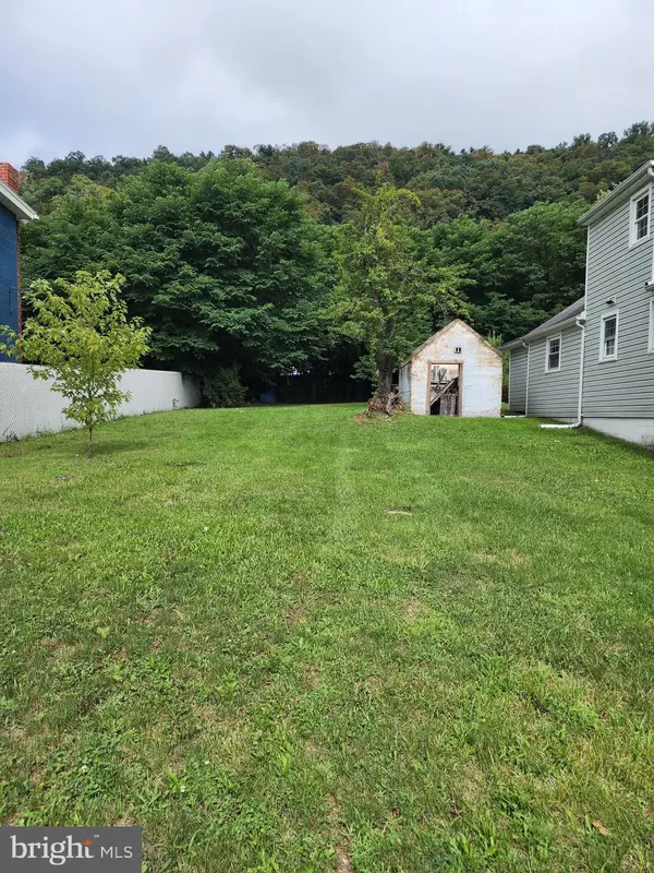 251 N WASHINGTON ST, Berkeley Springs, WV 25411