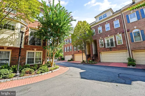 Alexandria, VA 22314,823 RIVERGATE PL