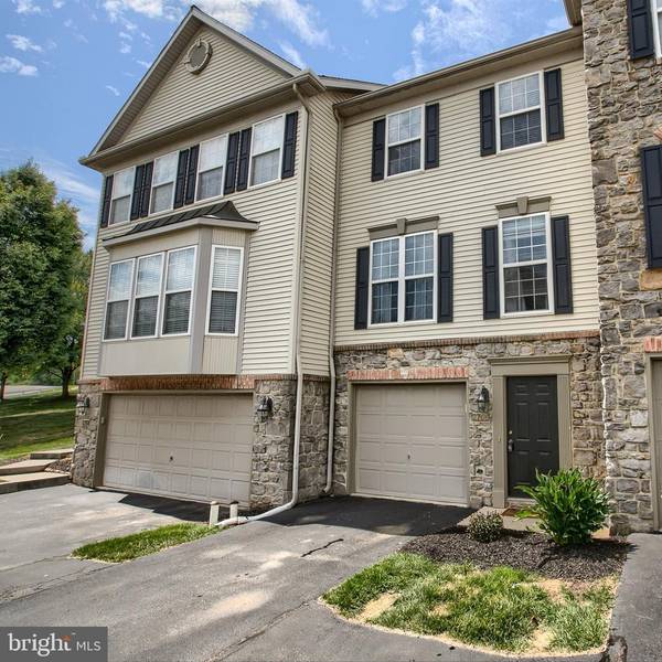 2766 HUNTERS CREST DR #2, York, PA 17402