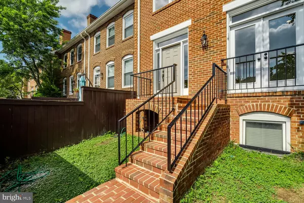 1042 N RANDOLPH ST, Arlington, VA 22201