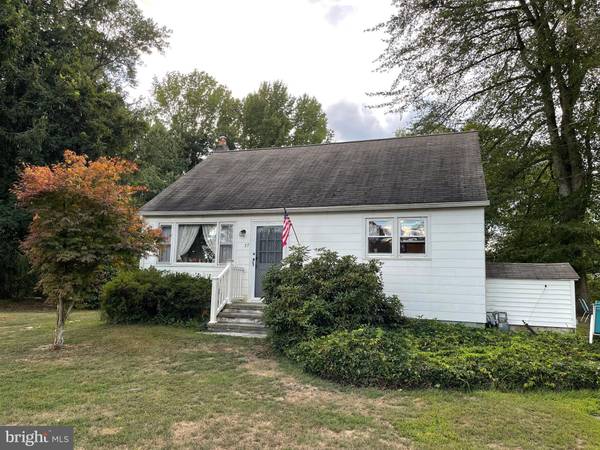 37 DOUGLAS AVE, Franklinville, NJ 08322