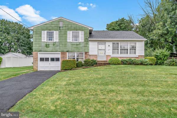 104 E WOODLAND DR, Mechanicsburg, PA 17055