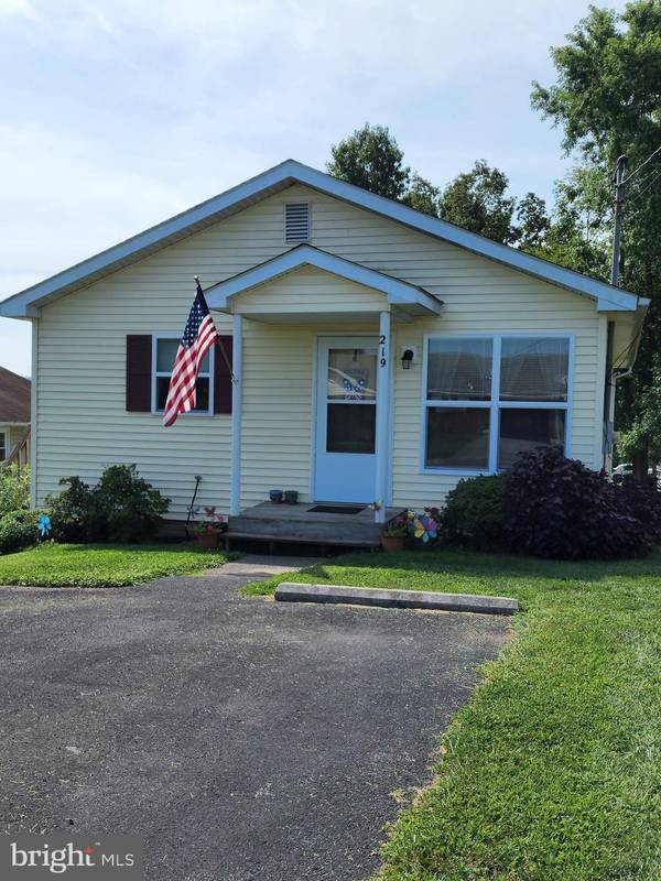 219 E 17TH ST, Front Royal, VA 22630