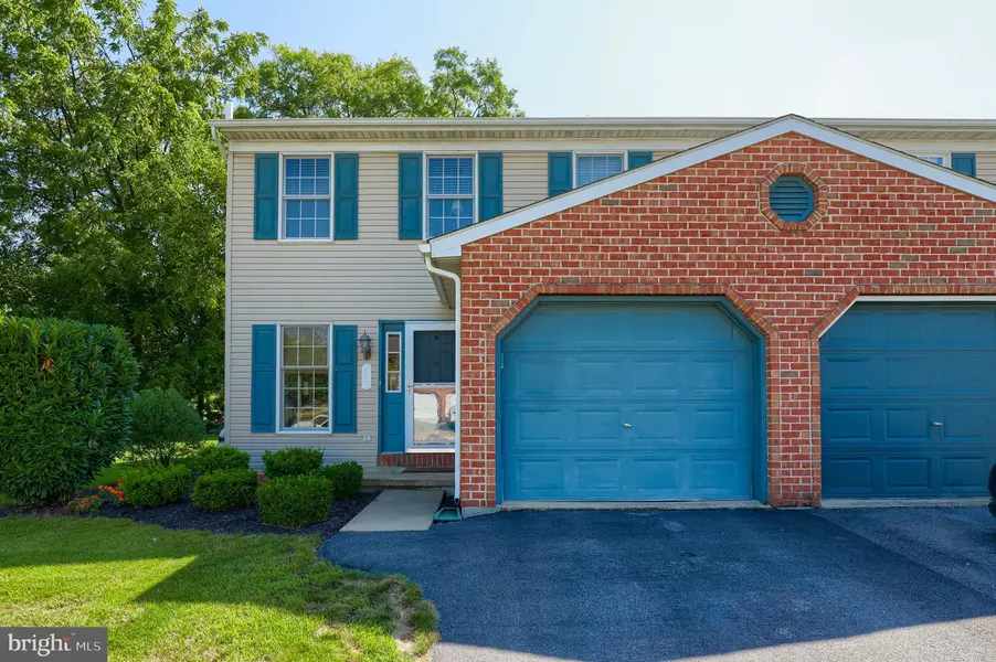 453 CROSSWINDS DR, Lititz, PA 17543