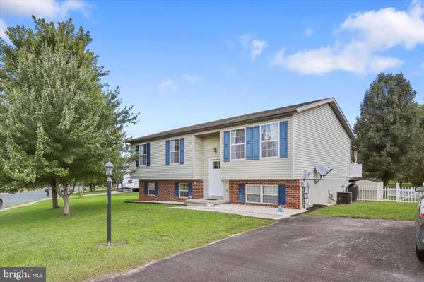 17 TRUMPETER WAY, New Oxford, PA 17350