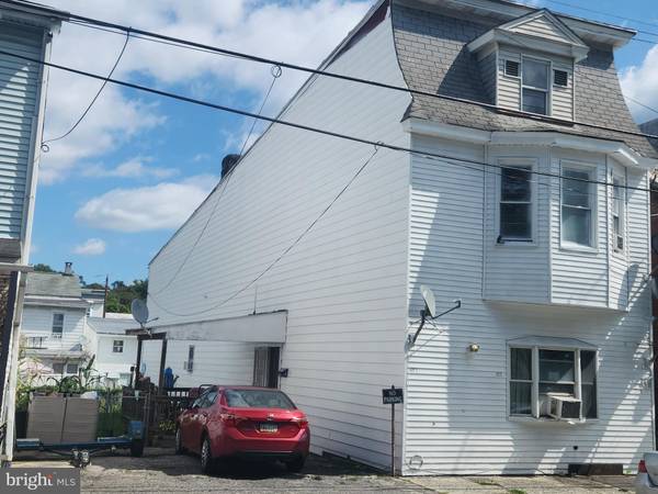 425 N RAILROAD ST, Tamaqua, PA 18252