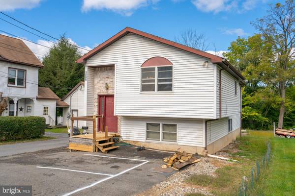 672 W FRANKLIN ST, Slatington, PA 18080