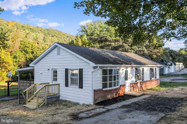 862 S WASHINGTON ST, Berkeley Springs, WV 25411