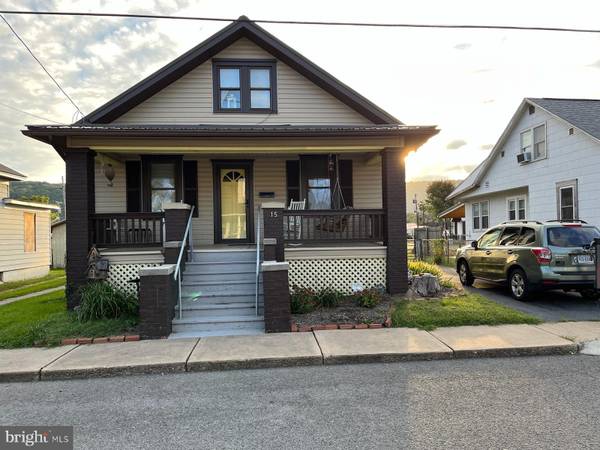 15 PIERPONT ST, Petersburg, WV 26847