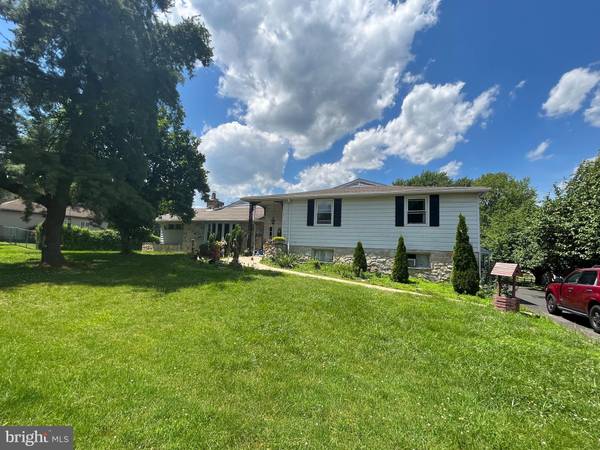 886 W MAPLE DR, Southampton, PA 18966