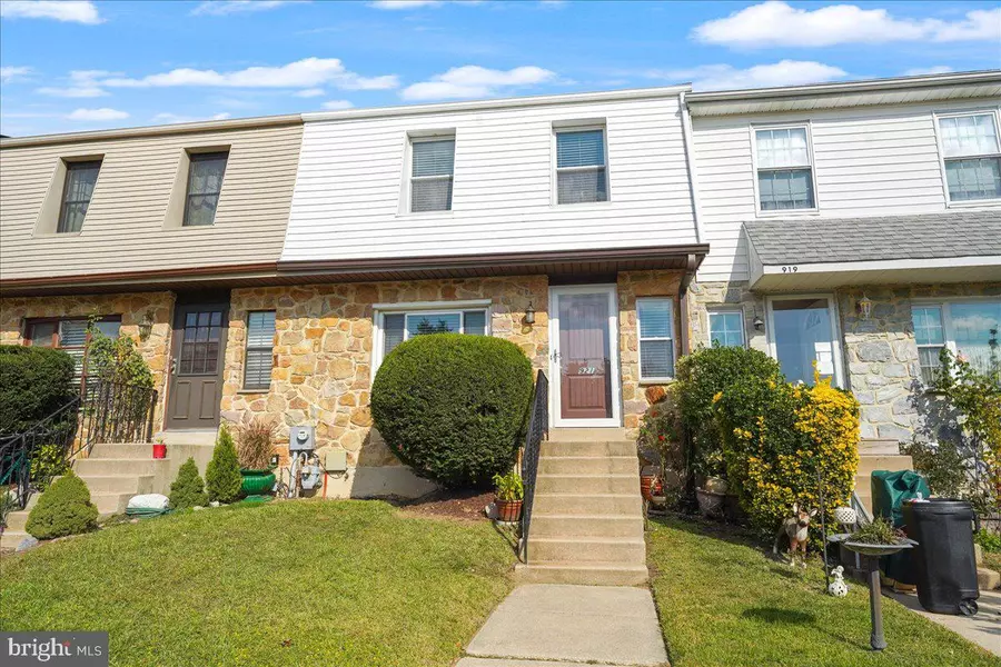 921 SAINT JOSEPH DR, Upper Darby, PA 19082