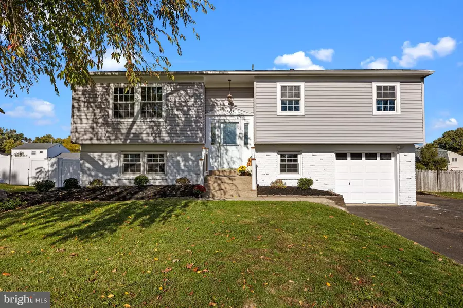 1563 CAROUSEL DR, Warminster, PA 18974