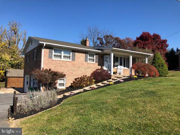 1561 LAKESHORE DR, Chambersburg, PA 17202