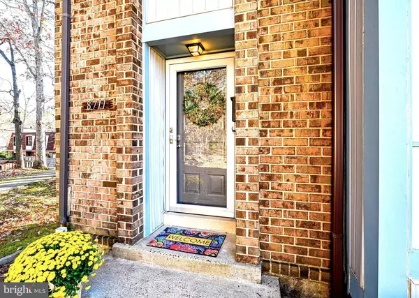 Springfield, VA 22152,8711 RIDGE HOLLOW CT
