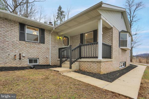 6180 OLD HANOVER RD, Spring Grove, PA 17362