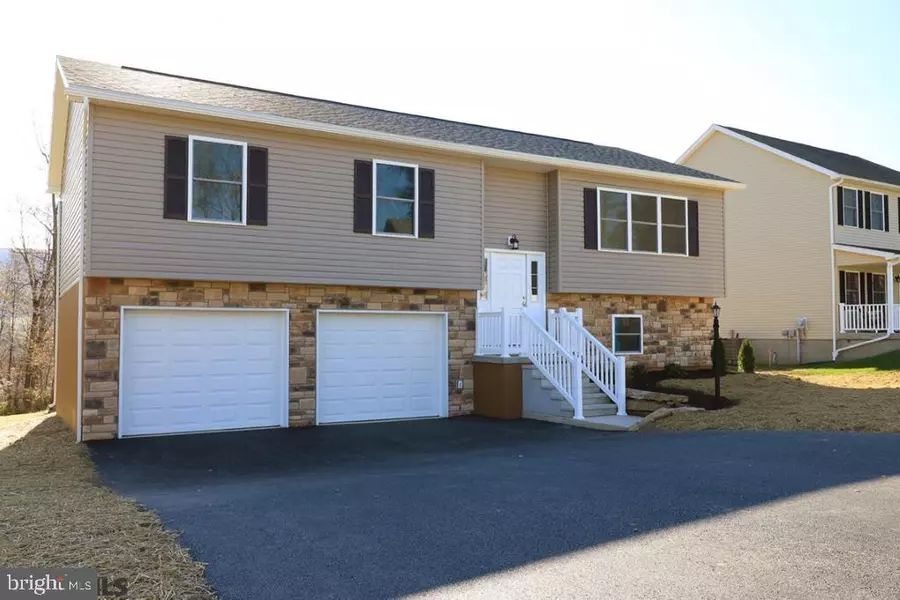 106 WHITETAIL CIR, Mill Hall, PA 17751