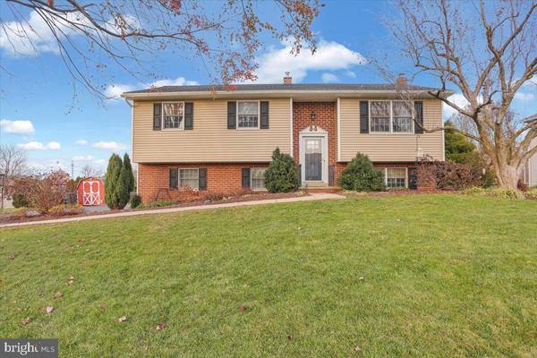 2447 ELLENDALE DR, Lancaster, PA 17602