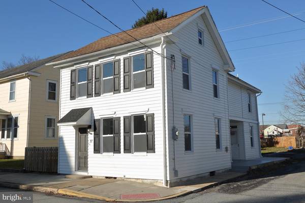 37 W DONEGAL ST, Mount Joy, PA 17552