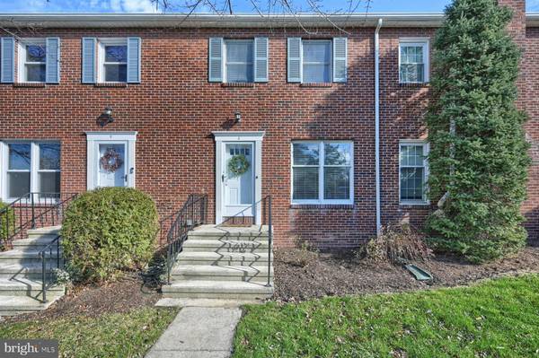 3 FAIRFAX VLG, Harrisburg, PA 17112