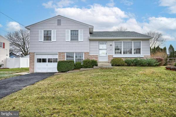 104 E WOODLAND DR, Mechanicsburg, PA 17055