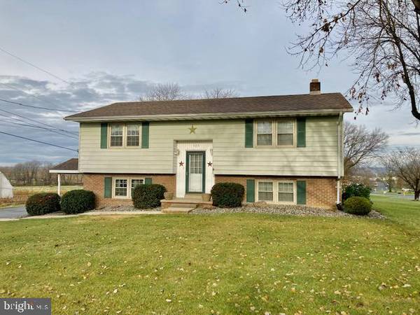 925 E MAIN ST, New Holland, PA 17557