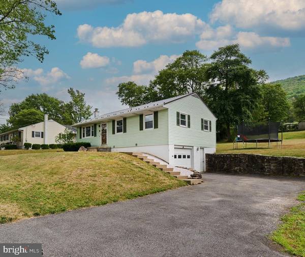 421 W BROWN ST, Castanea, PA 17745