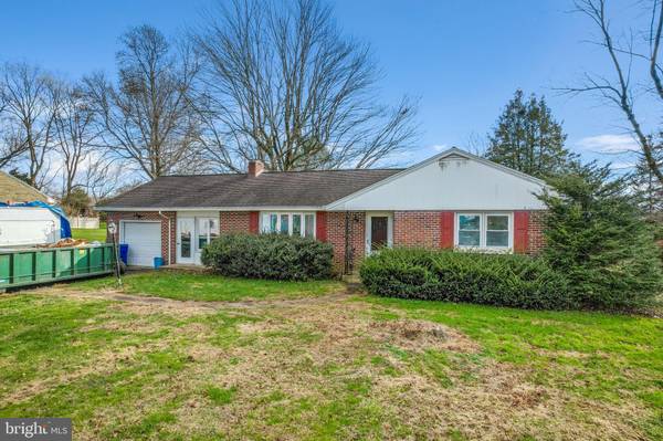 1712 WINDY HILL RD, Lancaster, PA 17602