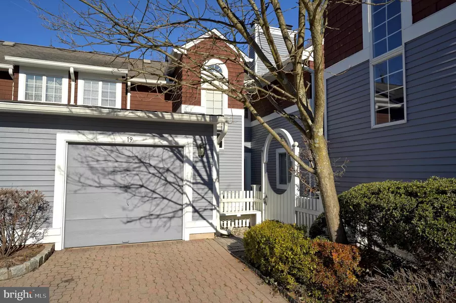 19 RAILROAD PL, Pennington, NJ 08534