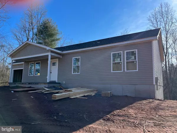 172 TWIN MOUNTAIN VIEW LN, Berkeley Springs, WV 25411