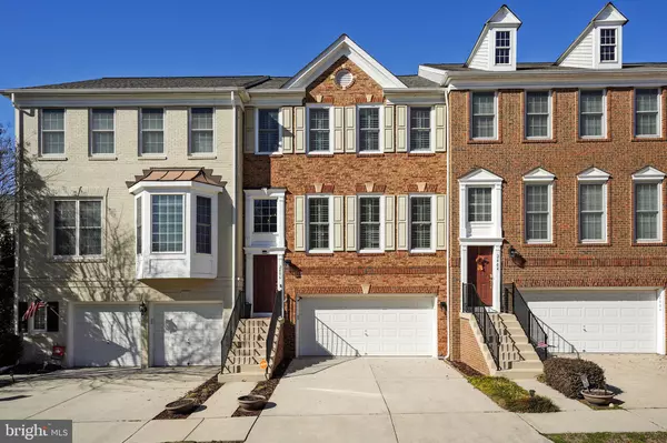 2406 HUNTINGTON PARK DR, Alexandria, VA 22303