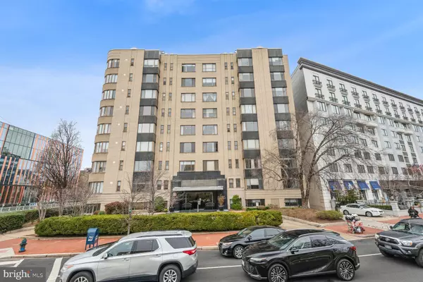 1 SCOTT CIR NW #616, Washington, DC 20036