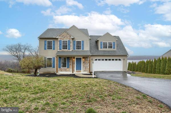 415 N BURBERRY LN, Mount Wolf, PA 17347