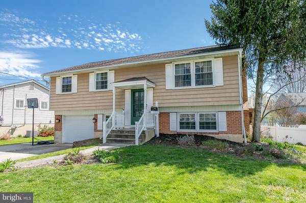 225 BORTON DR, Woodstown, NJ 08098