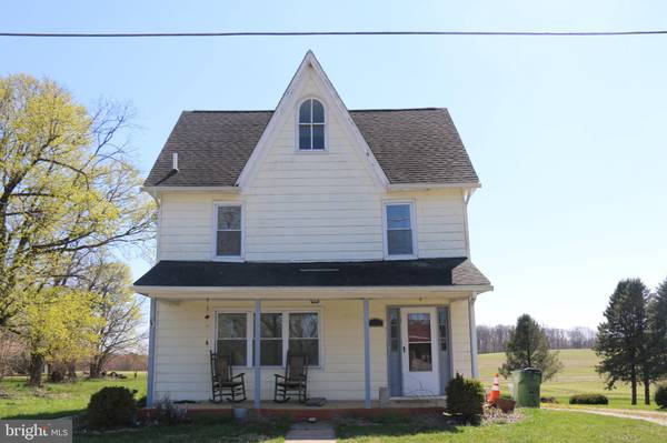 82 W MAIN ST, Fawn Grove, PA 17321