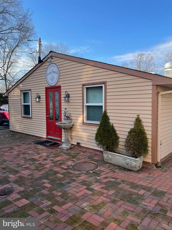 23 W DELAWARE AVE, Pennington, NJ 08534