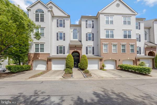 4679 LONGSTREET LN #301, Alexandria, VA 22311