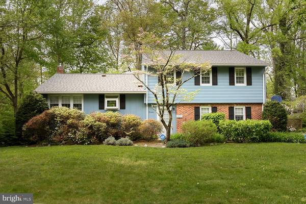 14 WOODLANE DR, Moorestown, NJ 08057