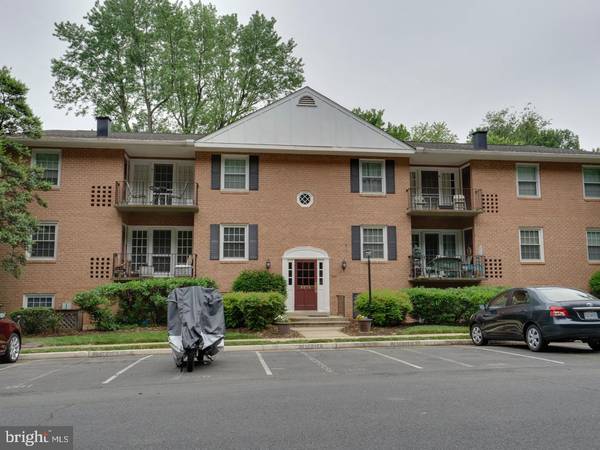 3874 LYNDHURST DR #302, Fairfax, VA 22031