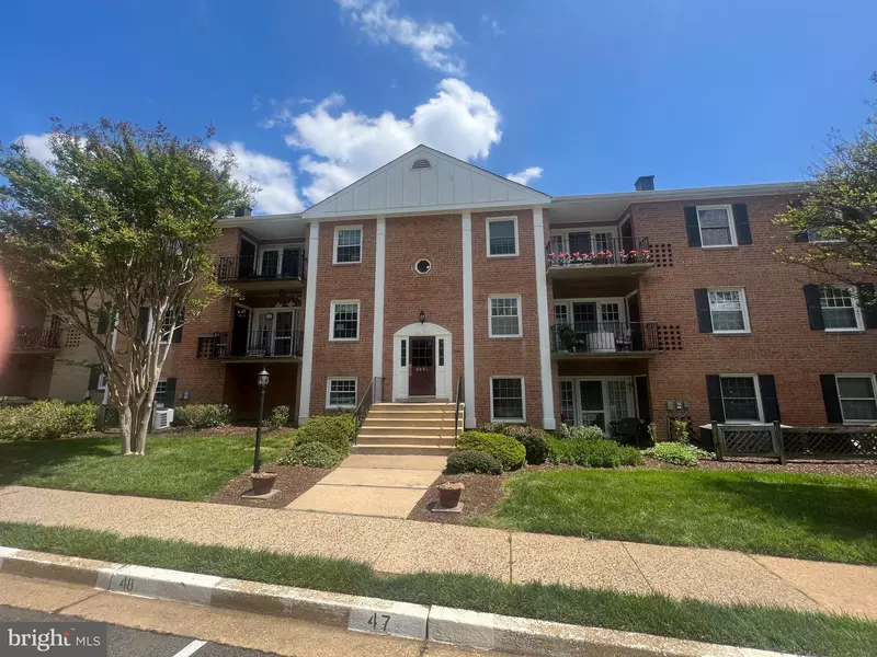 3961 LYNDHURST DR #201, Fairfax, VA 22031