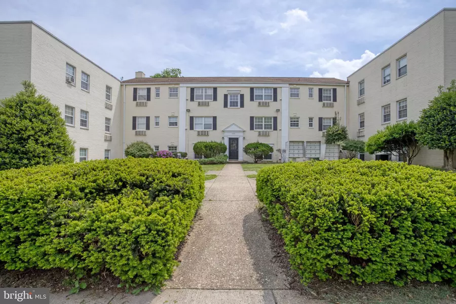 2303 FARRINGTON AVE #02-302, Alexandria, VA 22303