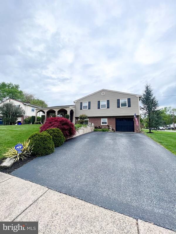 2390 HILLSIDE LN, Aston, PA 19014