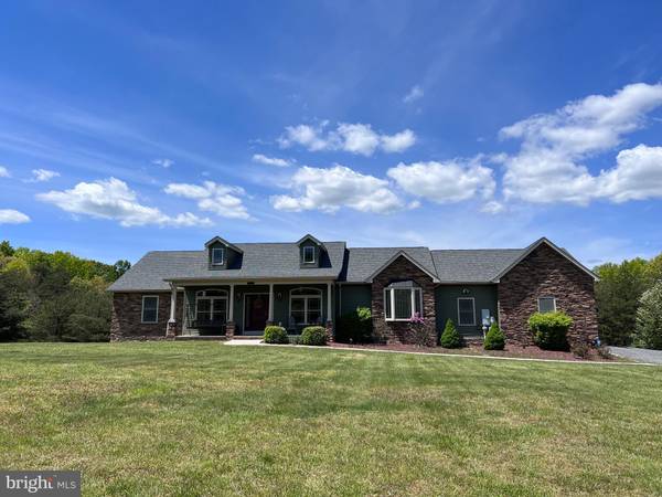 5266 VIRGINIA LINE RD, Berkeley Springs, WV 25411